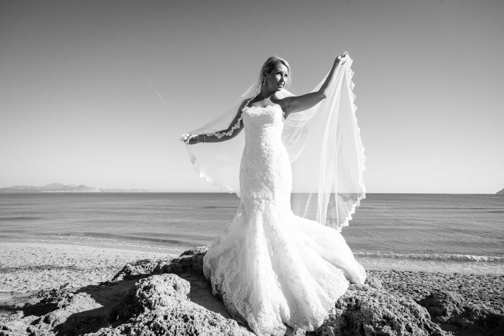 Hochzeitsfotograf Mallorca, Ibiza & Menorca Strandshooting Hochzeitskleid